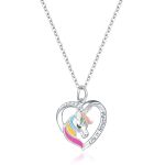 Un collier avec un pendentif en forme de cœur. Le cœur est évidé et l'on peut voir une licorne à l'intérieur. La licorne est blanche avec une crinière et une queue arc-en-ciel. Le pendentif est en argent et serti de zircons. La chaîne est en argent également.