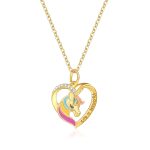 Un collier avec un pendentif en forme de cœur en or avec une licorne colorée. Le pendentif est serti de strass et l'inscription "life is beautiful" est gravée sur le cœur.