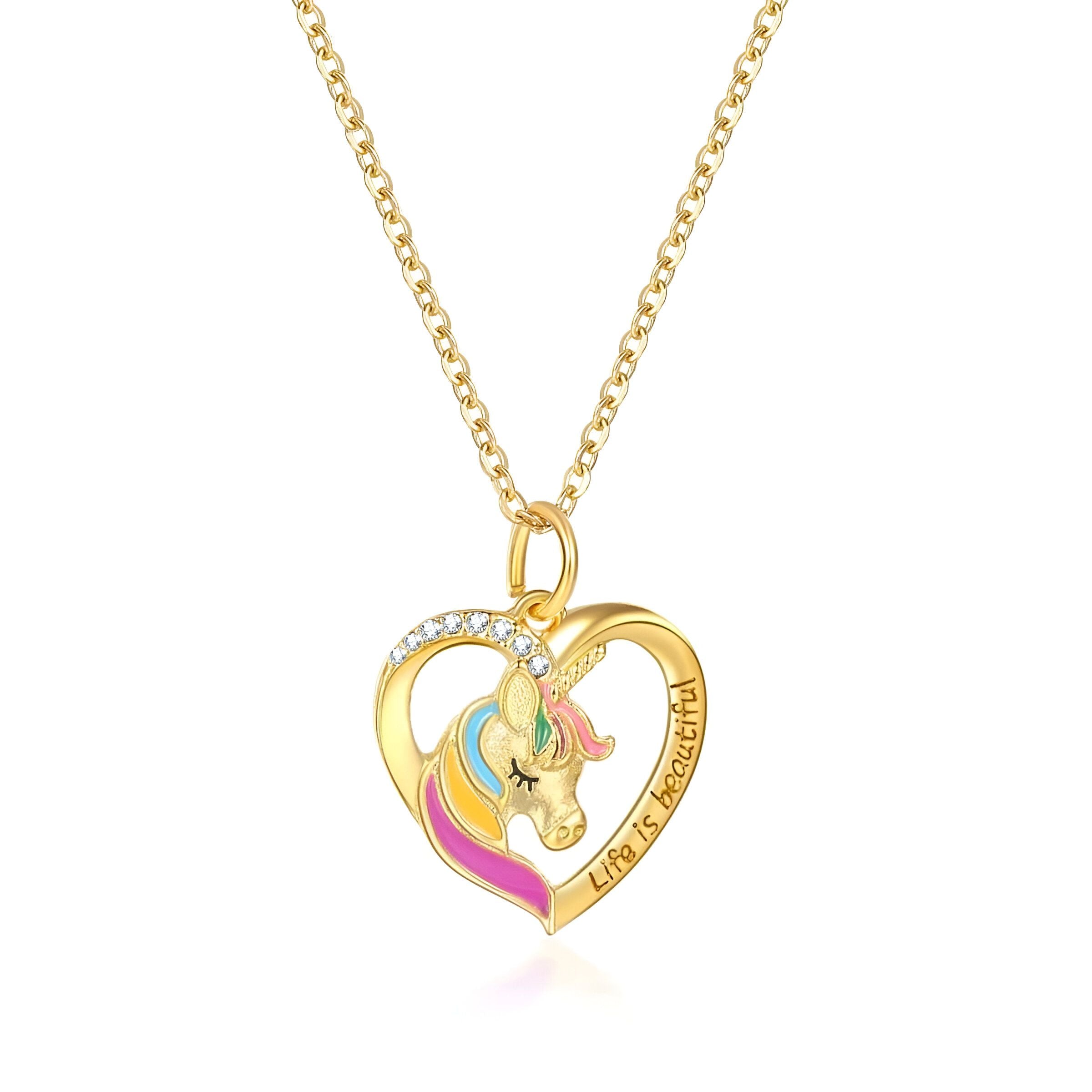 Un collier avec un pendentif en forme de cœur en or avec une licorne colorée. Le pendentif est serti de strass et l'inscription "life is beautiful" est gravée sur le cœur.