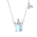 Un collier avec un pendentif en forme de licorne. La licorne est sertie d'une pierre précieuse opalescente et a une crinière et une queue arc-en-ciel. Le collier est en argent sterling.