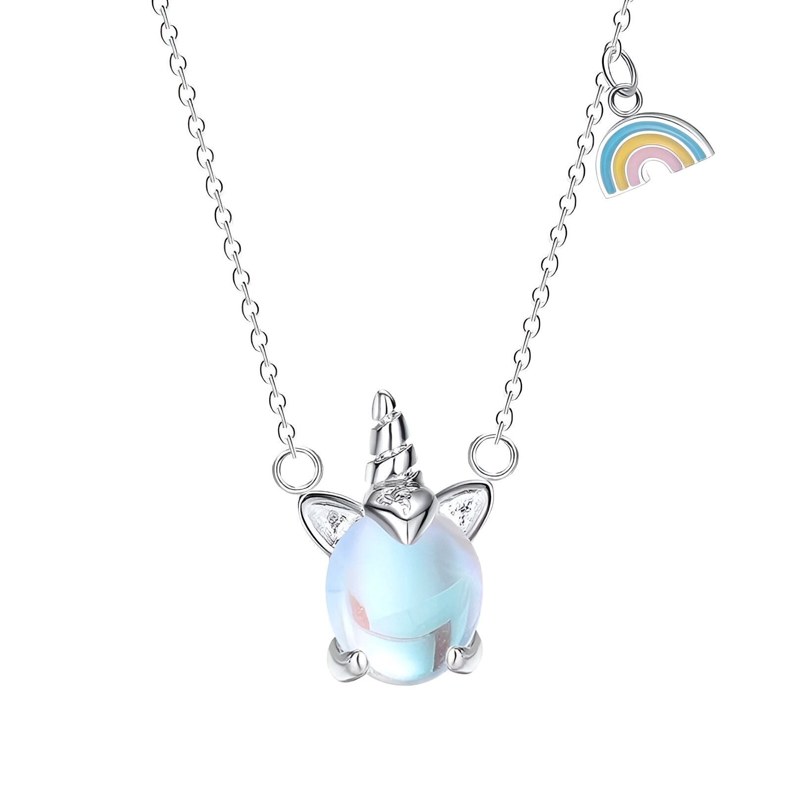 Un collier avec un pendentif en forme de licorne. La licorne est sertie d'une pierre précieuse opalescente et a une crinière et une queue arc-en-ciel. Le collier est en argent sterling.