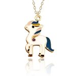 Un collier avec un pendentif en forme de licorne. La licorne est blanche avec une crinière et une queue arc-en-ciel. Le collier est en métal doré.