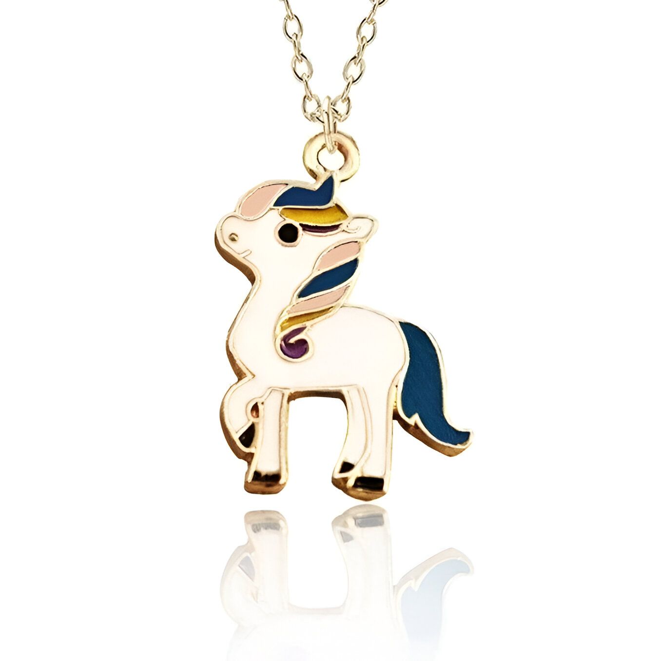 Un collier avec un pendentif en forme de licorne. La licorne est blanche avec une crinière et une queue arc-en-ciel. Le collier est en métal doré.