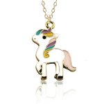 Un pendentif en forme de licorne en métal doré avec des détails en émail coloré. La licorne est représentée de profil, avec une crinière et une queue arc-en-ciel.