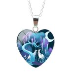 Un pendentif en forme de cœur avec une image de deux licornes blanches dans une forêt magique. Les licornes sont entourées d'arbres, de fleurs et d'un croissant de lune. Le pendentif est en métal argenté et l'image est en verre.