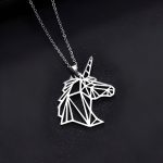 L'image représente un pendentif en forme de tête de licorne en acier inoxydable. La licorne est représentée de profil et est constituée de lignes géométriques. Le pendentif est suspendu à une chaîne en acier inoxydable.