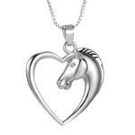 Un pendentif en forme de cœur avec un cheval à l'intérieur. Le cheval est représenté avec sa tête tournée vers la droite. Le pendentif est en métal argenté.