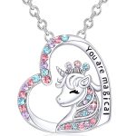 Un collier avec un pendentif en forme de cœur. Le pendentif est serti de cristaux roses, bleus et violets. Il y a une licorne gravée sur le pendentif avec une couronne sur la tête. Le texte "You are magical" est écrit sur le côté droit du pendentif.
