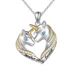 Un collier avec un pendentif en forme de cœur. Le pendentif est composé de deux licornes, une grande et une petite, qui se font face. Les licornes sont serties de cristaux bleus et blancs. Le pendentif est en argent et or. La chaîne est en argent. Le collier est gravé des mots "Mother & Child" et "Forever".