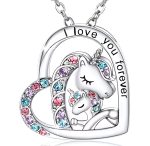 Un collier avec un pendentif en forme de cœur. Le pendentif est décoré d'une licorne et de son petit. La licorne et son petit sont entourés de cristaux roses, bleus et violets. Le pendentif est en métal argenté.