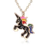 Un pendentif en forme de licorne noire avec une crinière arc-en-ciel. La licorne est représentée avec une corne dorée, des yeux noirs et une queue arc-en-ciel. Le pendentif est suspendu à une chaîne en or.