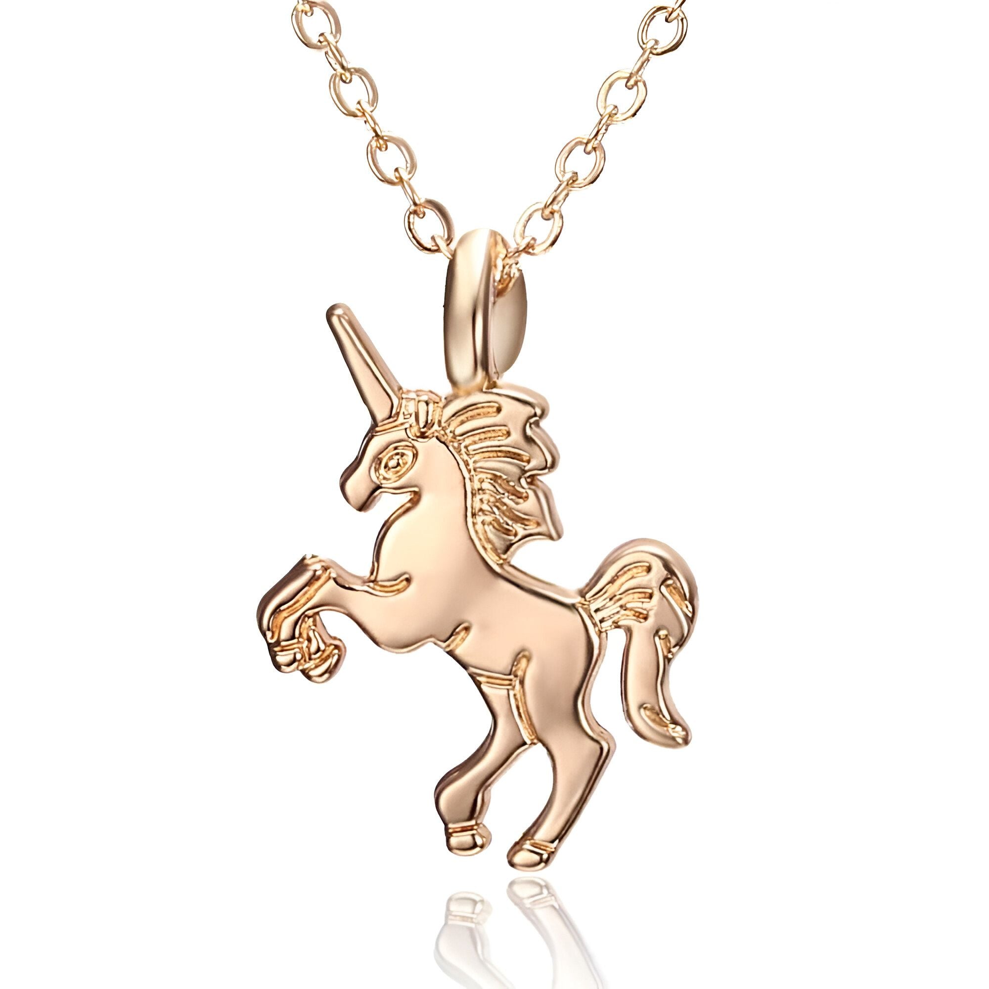 Un pendentif en forme de licorne en or. La licorne est un cheval blanc avec une corne sur le front. Elle est symbole de pureté et de magie.