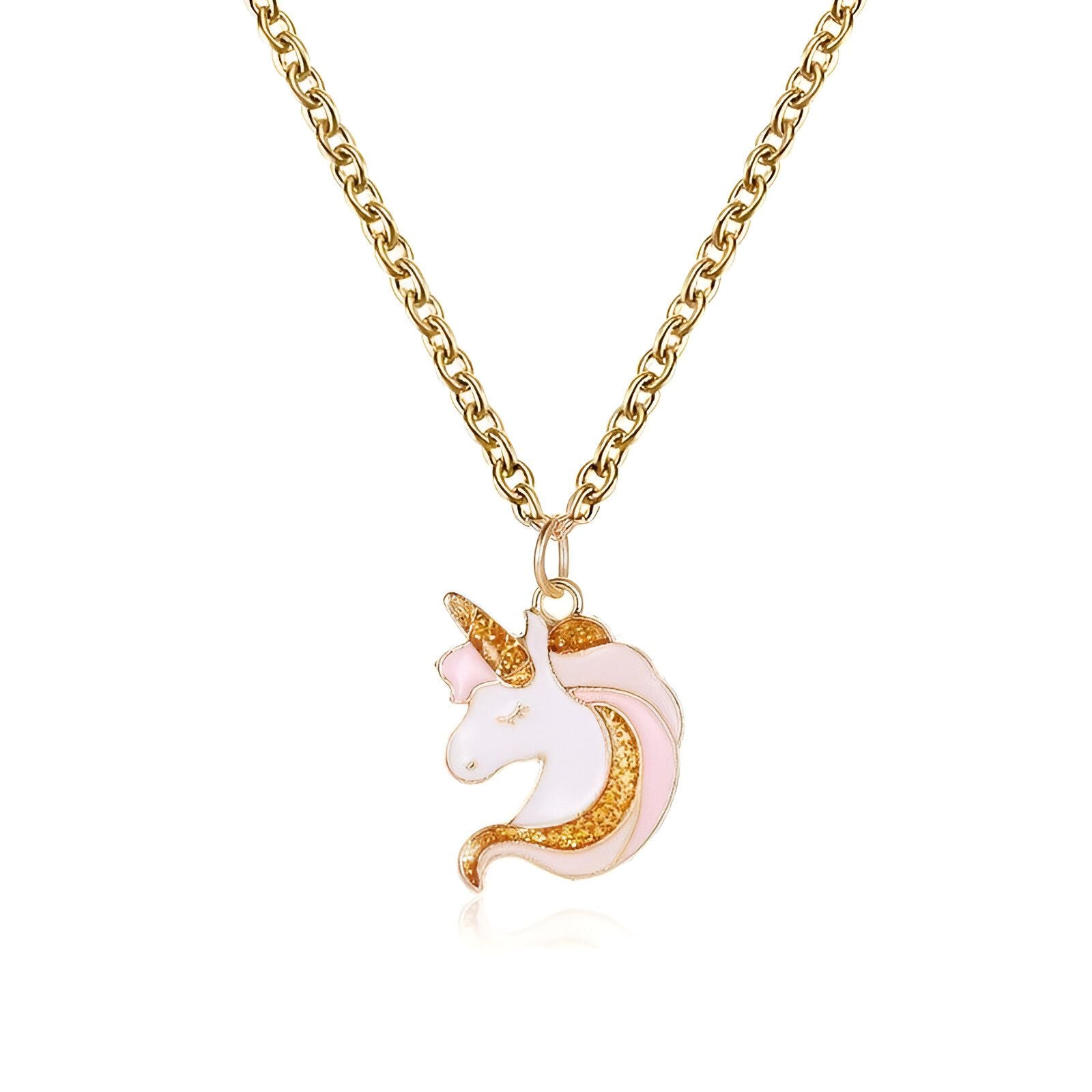 Un collier avec un pendentif en forme de licorne. La licorne est blanche avec une crinière et une queue roses. Le collier est en métal doré.