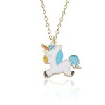 L'image représente un collier avec un pendentif en forme de licorne. La licorne est blanche avec une crinière et une queue bleues. Elle a une corne jaune et des yeux bleus. Le collier est en métal doré.