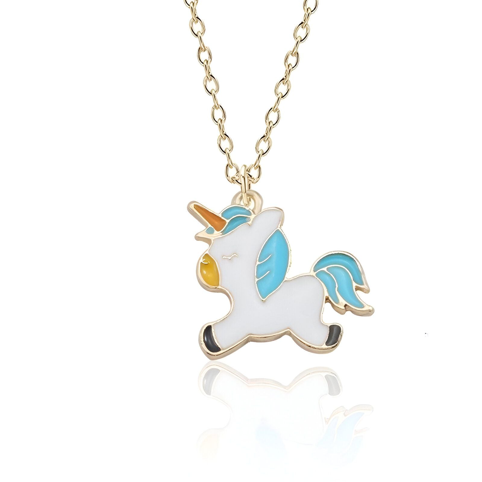 L'image représente un collier avec un pendentif en forme de licorne. La licorne est blanche avec une crinière et une queue bleues. Elle a une corne jaune et des yeux bleus. Le collier est en métal doré.