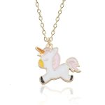 Un collier avec un pendentif en forme de licorne. La licorne est blanche avec une crinière et une queue roses. Elle a une corne jaune sur le front. Le collier est en métal doré.