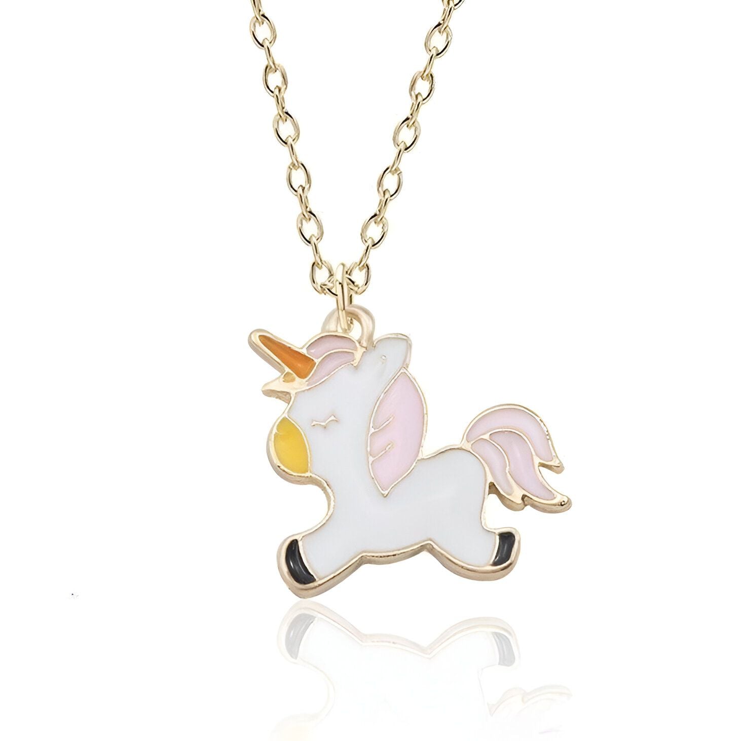 Un collier avec un pendentif en forme de licorne. La licorne est blanche avec une crinière et une queue roses. Elle a une corne jaune sur le front. Le collier est en métal doré.