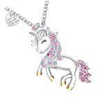 L'image représente un collier avec un pendentif en forme de licorne. La licorne est blanche avec une crinière et une queue roses. Elle porte une couronne sur la tête. Le pendentif est en métal argenté et est serti de cristaux roses, bleus et violets.