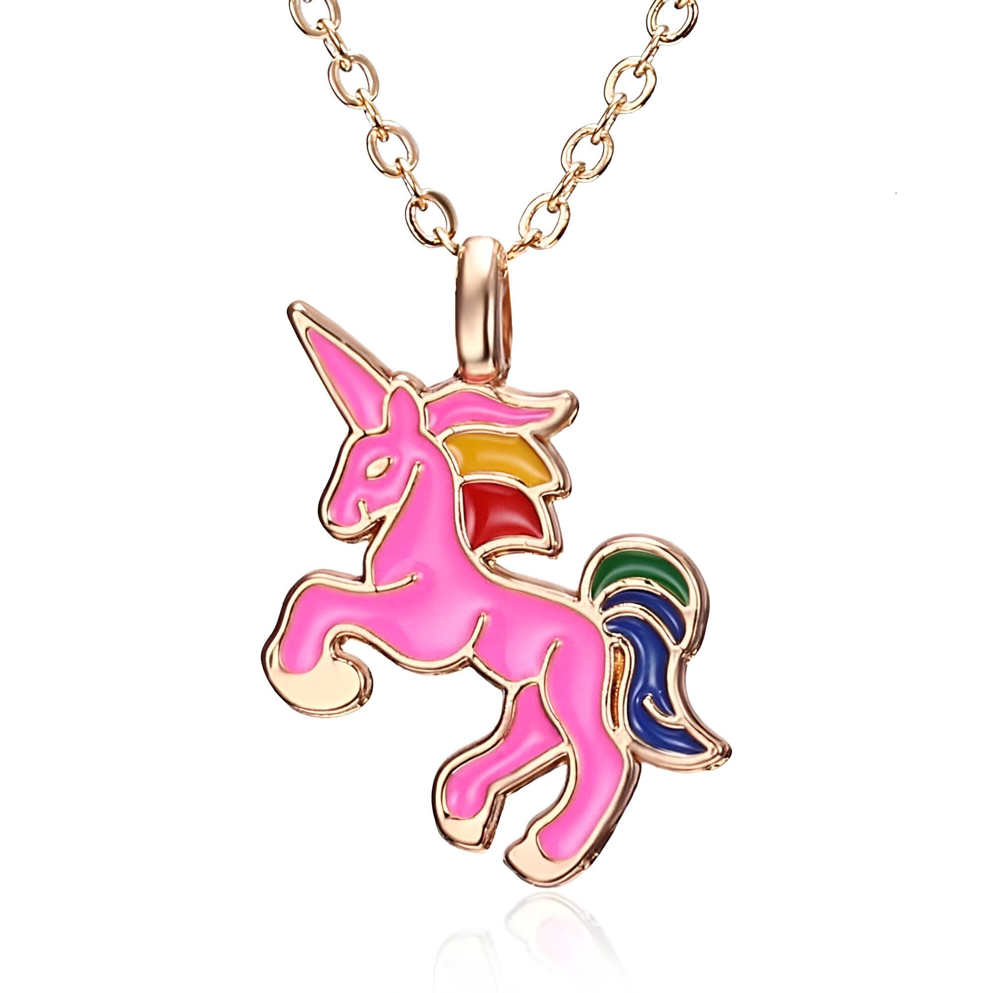 Un pendentif en forme de licorne rose avec une crinière et une queue arc-en-ciel. La licorne est entourée d'un cercle doré.