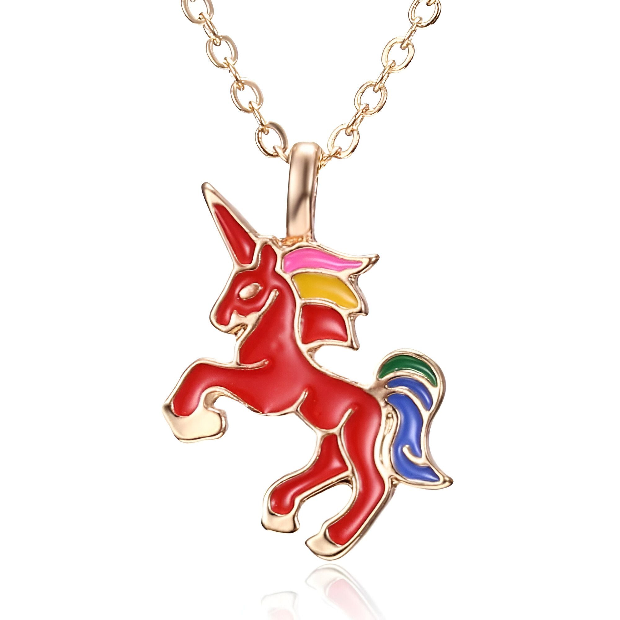 Un pendentif en forme de licorne en émail rouge avec une crinière et une queue arc-en-ciel. La licorne est sur une chaîne en or.