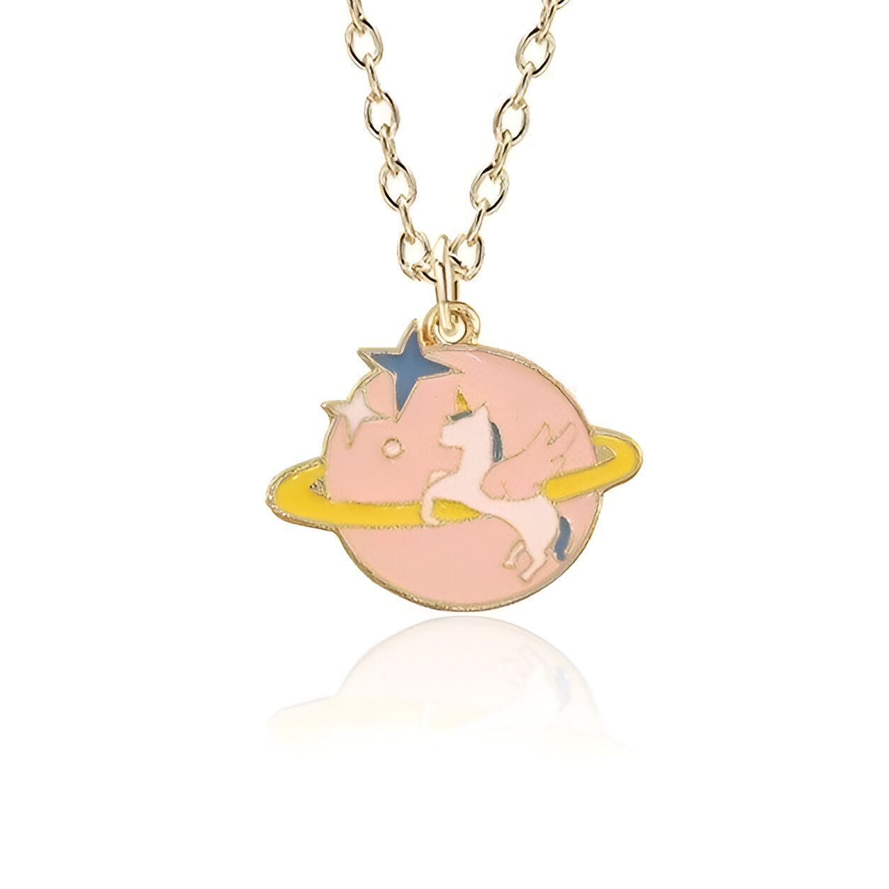 Un collier avec un pendentif en forme de planète rose avec une étoile et une licorne ailée.