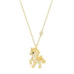 Un pendentif en or jaune en forme de licorne avec des ailes et une crinière serties de zircons blancs. La chaîne est en or jaune.