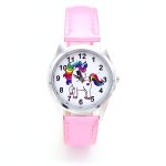 Une montre licorne avec un bracelet en cuir rose. Le cadran de la montre est blanc avec une image de licorne arc-en-ciel.
