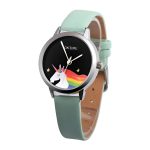 Une montre licorne avec un bracelet en cuir vert. Le cadran de la montre est noir avec une licorne arc-en-ciel.
