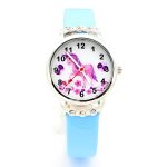 Une montre licorne rose avec un bracelet en cuir bleu.