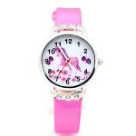 Une montre rose avec un bracelet en cuir et un cadran rond avec une image de licorne.