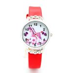 Une montre licorne rose avec un bracelet rouge.