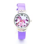 Une montre licorne violette avec un cadran rond et un bracelet en silicone. Le cadran est décoré d'une licorne et de fleurs.