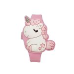Une montre rose en forme de licorne avec un cadran blanc et des étoiles.