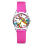 Une montre licorne rose avec un bracelet en cuir rose. Le cadran de la montre est blanc avec une image de licorne arc-en-ciel.