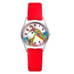 Une montre rouge avec un cadran blanc et un bracelet en cuir rouge. Le cadran de la montre est décoré d'une image de licorne.