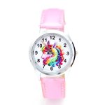 Une montre licorne rose avec un cadran blanc et un bracelet en cuir rose.