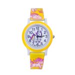Une montre licorne jaune avec un bracelet en silicone. Le cadran de la montre est blanc avec des chiffres arabes noirs. Il y a une image de licorne sur le cadran. La montre est analogique et a des aiguilles noires.