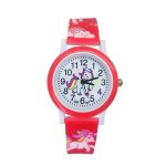 Une montre licorne rose avec un bracelet en silicone rouge. Le cadran de la montre est blanc avec des chiffres arabes noirs. Il y a une image de licorne sur le cadran.