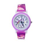 Une montre licorne violette avec un bracelet en silicone. Le cadran de la montre est blanc avec des chiffres arabes noirs. Il y a une image de licorne sur le cadran.