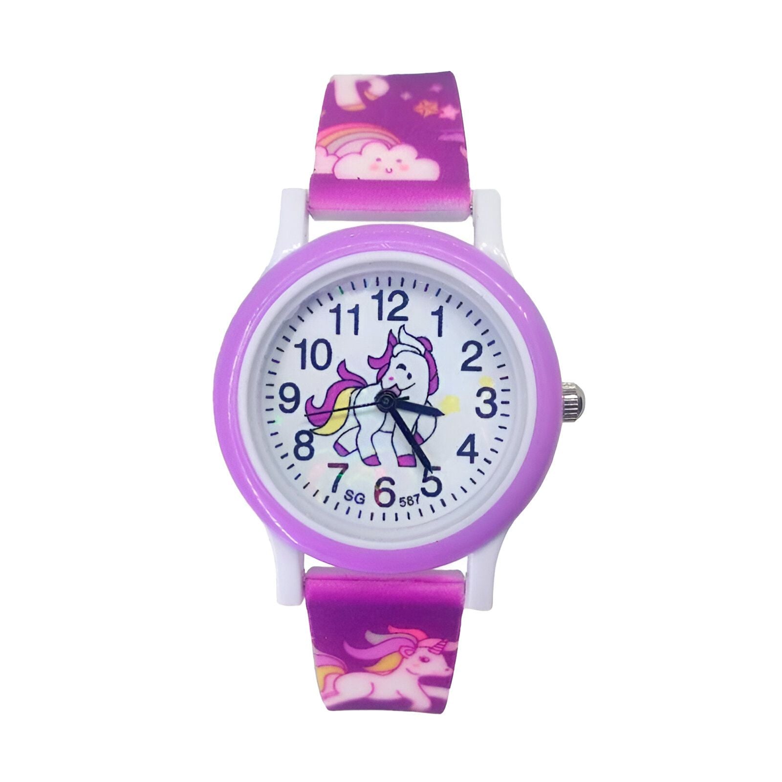 Une montre licorne violette avec un bracelet en silicone. Le cadran de la montre est blanc avec des chiffres arabes noirs. Il y a une image de licorne sur le cadran.