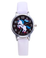 Une montre blanche avec un cadran rond et un bracelet en cuir blanc. Le cadran représente une licorne blanche avec une crinière et une queue arc-en-ciel. La montre est également dotée d'un mouvement à quartz et d'une pile.