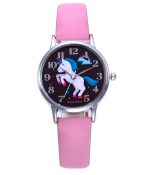 Une montre rose avec un cadran rond et un bracelet en cuir rose. Le cadran est décoré d'une licorne blanche avec une crinière et une queue arc-en-ciel. Il y a aussi des étoiles et des nuages sur le cadran. La montre est de la marque Dance Jockey.
