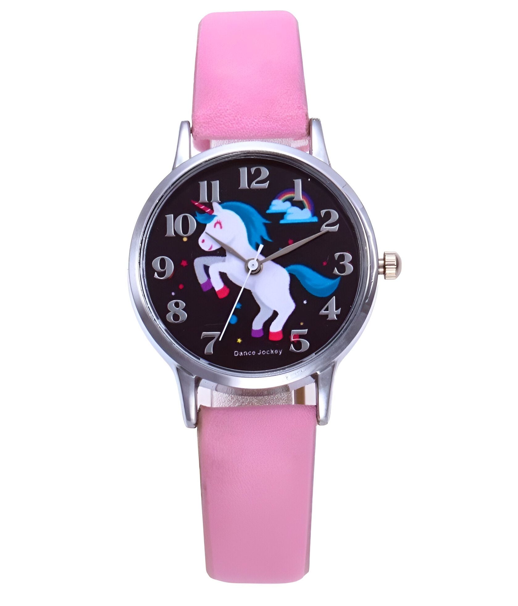 Une montre rose avec un cadran rond et un bracelet en cuir rose. Le cadran est décoré d'une licorne blanche avec une crinière et une queue arc-en-ciel. Il y a aussi des étoiles et des nuages sur le cadran. La montre est de la marque Dance Jockey.