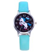 Une montre licorne avec un bracelet en cuir bleu. La montre a un cadran rond avec une image de licorne et un arc-en-ciel.