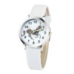 Une montre blanche avec un cadran rond et un bracelet en cuir blanc. Le cadran représente une licorne blanche avec une crinière et une queue arc-en-ciel.