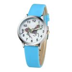Une montre licorne avec un bracelet en cuir bleu. Le cadran de la montre est blanc avec des chiffres noirs. La montre est décorée d'une licorne arc-en-ciel.