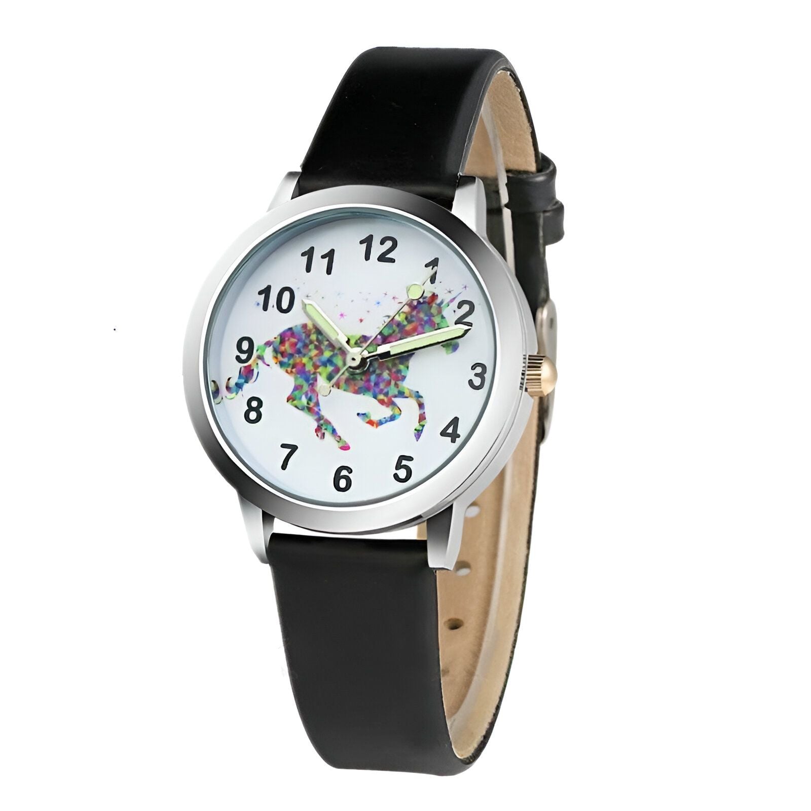 Une montre noire avec un cadran rond et un bracelet en cuir noir. Le cadran de la montre est décoré d'une image d'une licorne blanche avec une crinière et une queue arc-en-ciel.