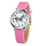 Une montre licorne avec un bracelet en cuir rose. Le cadran de la montre est blanc avec des chiffres multicolores et une image de licorne.