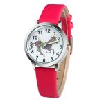 Une montre licorne avec un bracelet en cuir rose. Le cadran de la montre est blanc avec une image de licorne colorée.