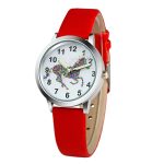 Une montre licorne arc-en-ciel avec un bracelet en cuir rouge.